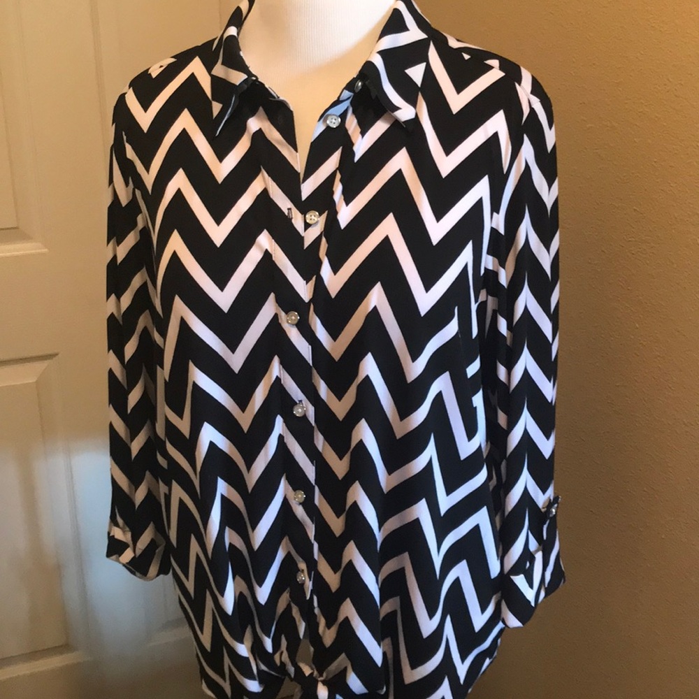 Peter Nygard Black and White Notched Collar Button Down Shirt